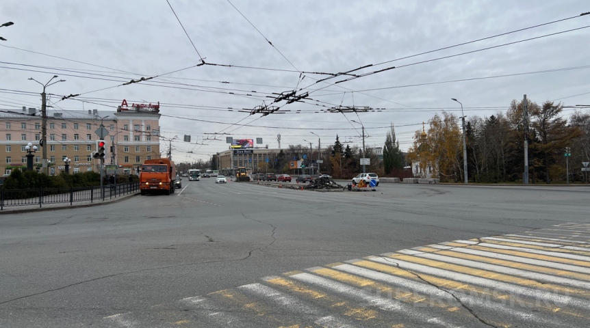 Общество В центре Омска посреди проезжей части начались таинственные дорожные работы