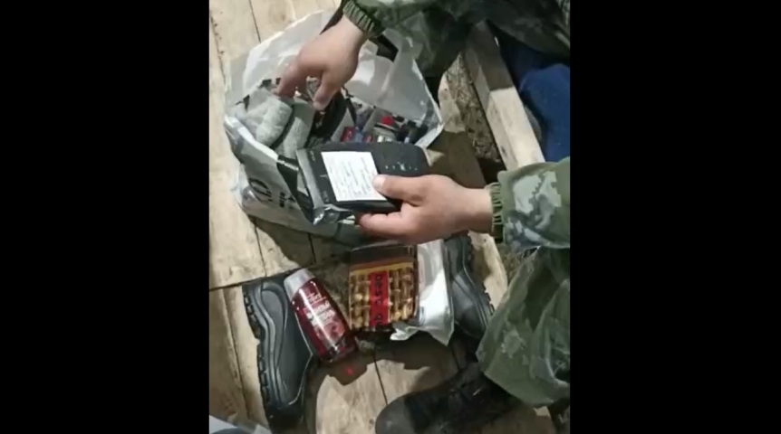 Общество Омский мобилизованный показал содержимое посылки от земляков