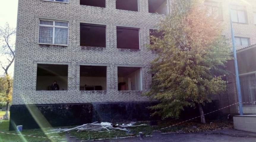 В обстрелянной в Стаханове школе монтируют окна из Омска В обстрелянной в Стаханове школе монтируют окна из Омска
