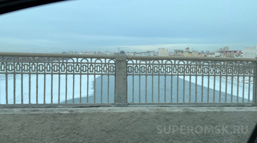 Общество Знаменитая полынья вернулась на Иртыш в Омске и стала опасной
