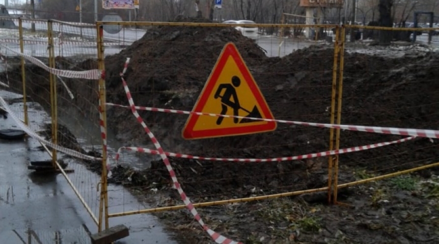 «Омскводоканал» раскрыл природу гигантской дыры в центре города «Омскводоканал» раскрыл природу гигантской дыры в центре города