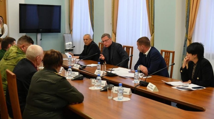 Губернатор Александр Бурков встретился с омичами-участниками СВО Губернатор Александр Бурков встретился с омичами-участниками СВО