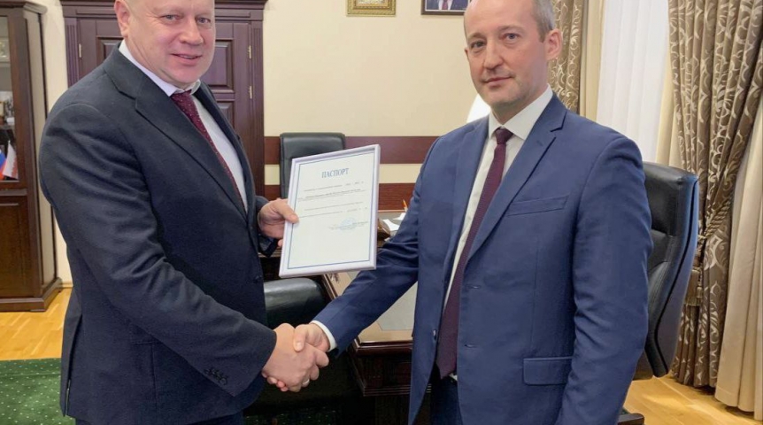 В кадр с мэром Омска Сергеем Шелестом попал подарок Никаса Сафронова В кадр с мэром Омска Сергеем Шелестом попал подарок Никаса Сафронова