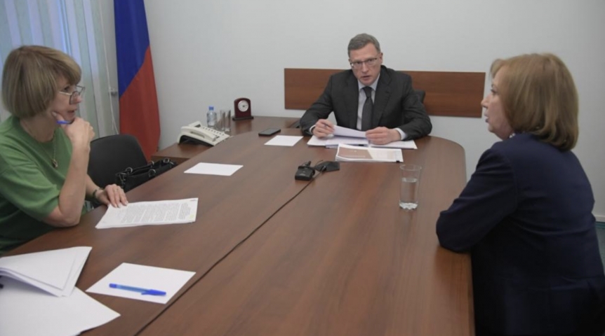 Власть Омский губернатор Бурков по поручению президента России Путина провел прием граждан