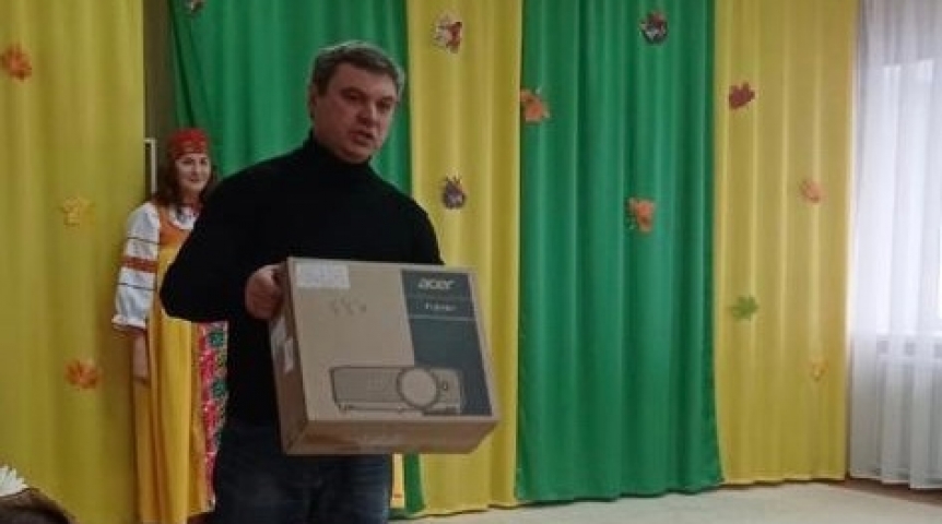 Юрий Козловский вручил детскому саду № 361 проектор
