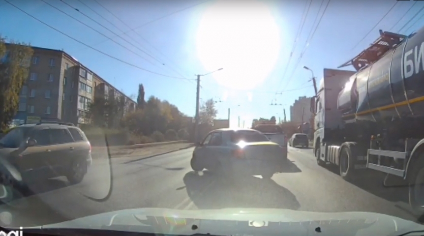 Омича публично пристыдили за нарушение ПДД Омича публично пристыдили за нарушение ПДД