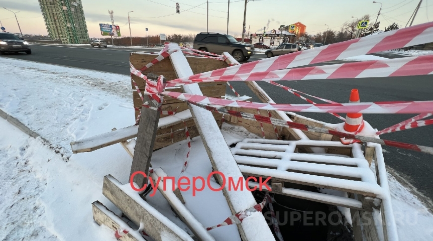 На Фрунзенском мосту Омска образовался глубокий провал На Фрунзенском мосту Омска образовался глубокий провал