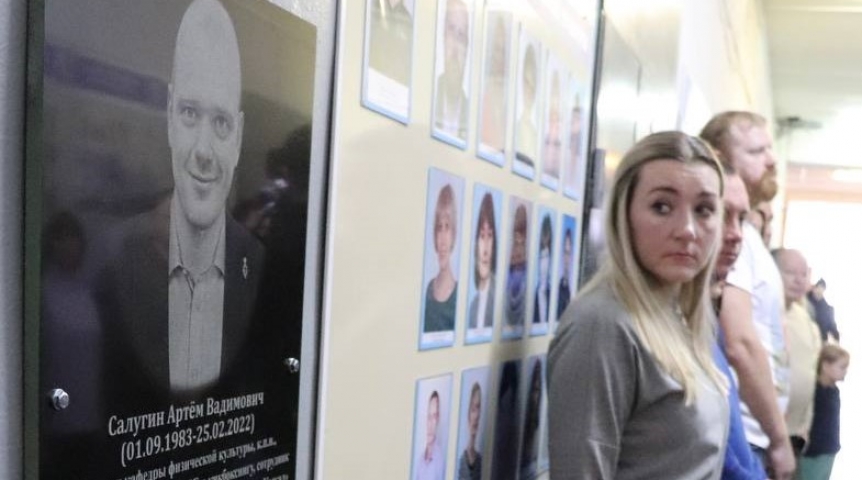 Общество В Омске открыли памятную доску преподавателю, погибшему в ходе СВО