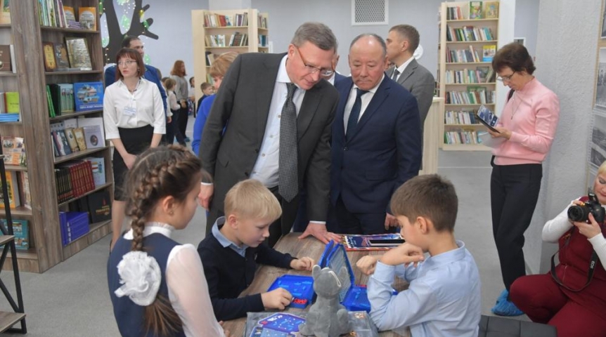 Власть Омский губернатор Бурков посетил Центр интеллектуального развития детей в Любино
