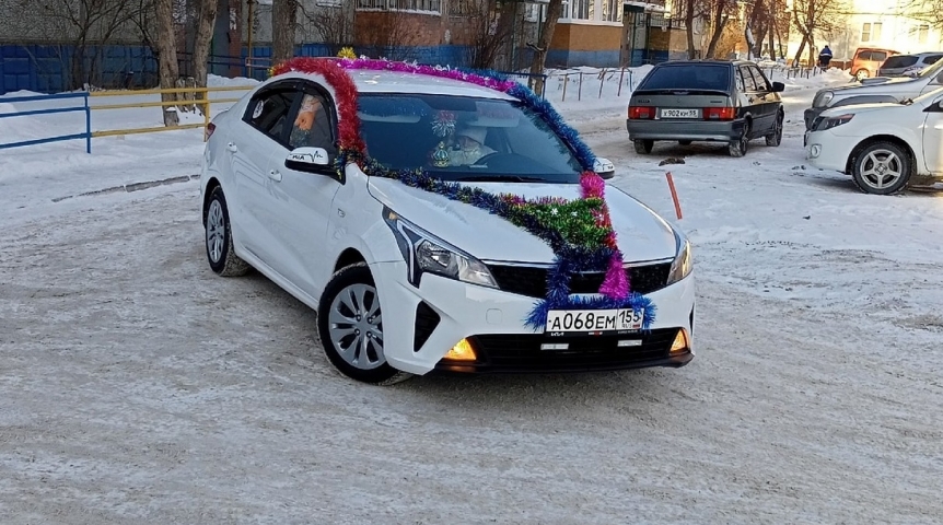 Автоновости За рулем такси в Омске замечен Дед Мороз