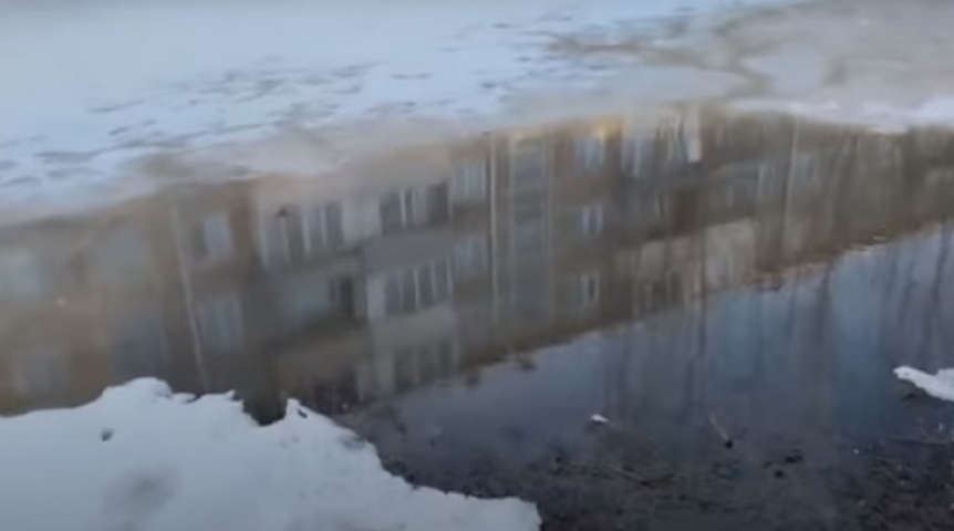 В омском Авиагородке разлилось фекальное озеро