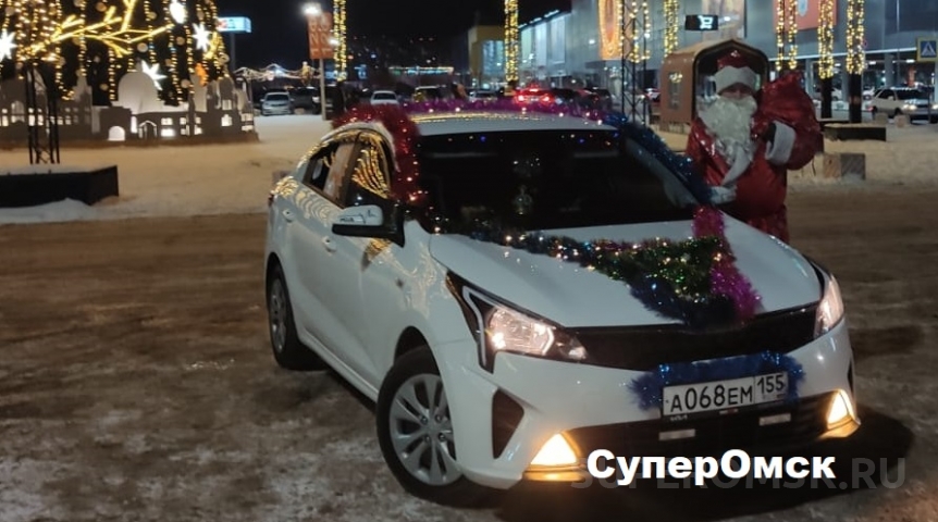 Общество В Омске таксист-Дед Мороз радует пассажиров вопреки недовольству ГИБДД