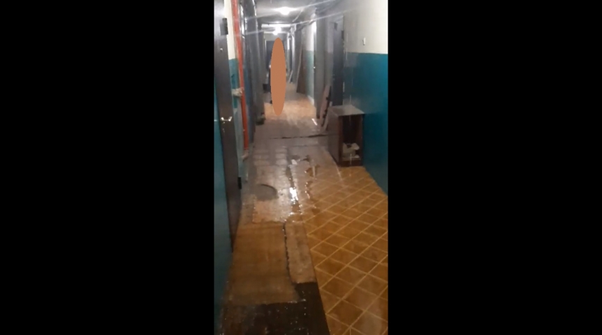 Общество В общежитии Омска с потолка идет дождь
