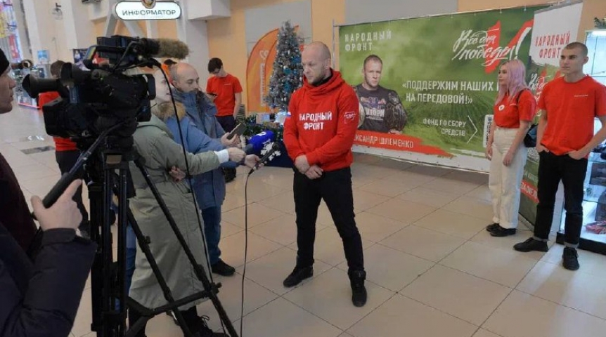 Общество Омский спортсмен Александр Шлеменко положил подарки в «Корзину добра»