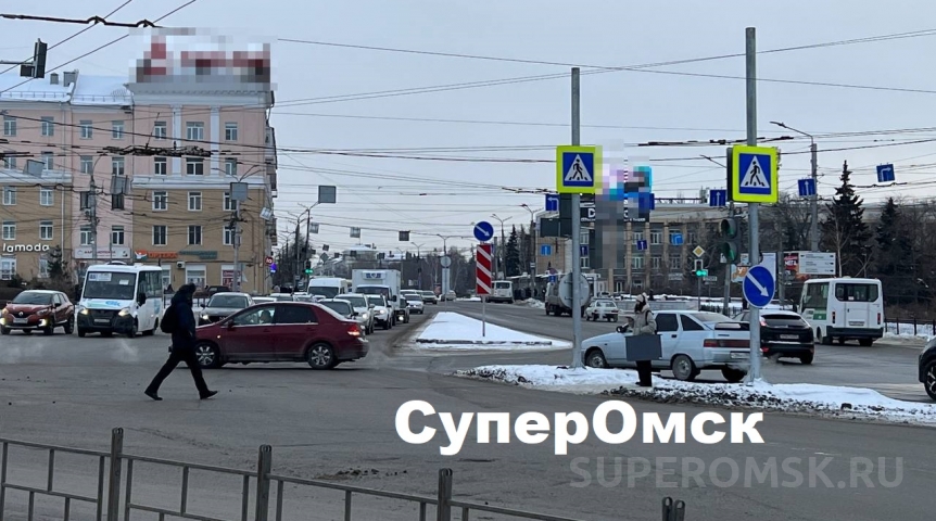 Автоновости В центре Омска пешеходов согнали на островок безопасности
