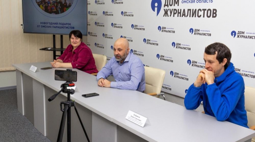 Общество Дед Мороз и Снегурочка спустятся к омичам на парашютах