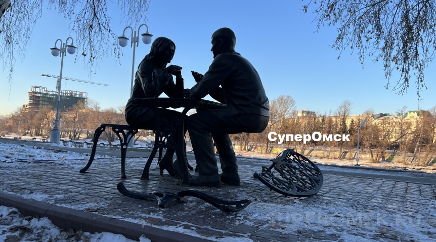 Общество В Омске разрушилась скульптура: влюбленный остался без опоры