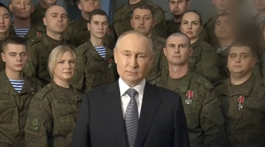 Власть Владимир Путин обратился к россиянам с новогодним обращением в окружении военных