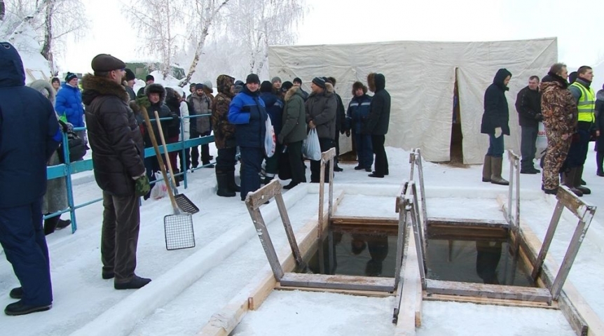 В омском МЧС объяснили подготовку купелей при опасности провалиться под тающий лед на Иртыше