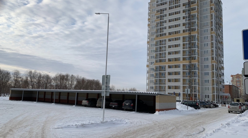 В Омске на месте долгостроя между Иртышом и общежитием сдали высотку с крытой парковкой В Омске на месте долгостроя между Иртышом и общежитием сдали высотку с крытой парковкой
