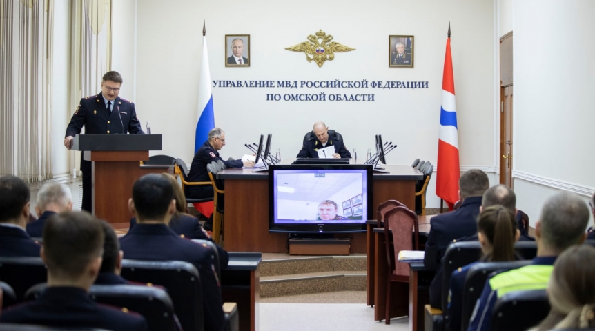 Начальник УМВД России по Омской области Крючков наградил отличившихся полицейских