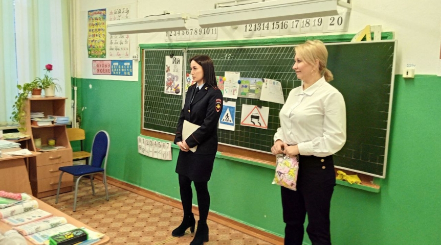 Депутат Омского горсовета Инна Гомолко организовала уроки по безопасности на дорогах для первоклассников Депутат Омского горсовета Инна Гомолко организовала уроки по безопасности на дорогах для первоклассников