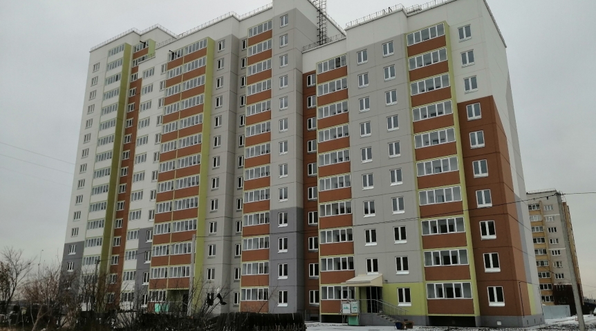 Новости недвижимости В Омске у городского отдела полиции сдали дом переменной этажности