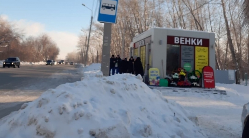 В Омске пассажиров стали высаживать у салона ритуальных услуг В Омске пассажиров стали высаживать у салона ритуальных услуг