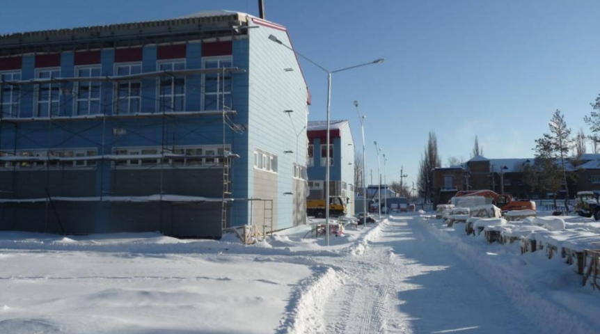 В Омской области на территории строящейся в Горьковском районе школы смонтировали освещение