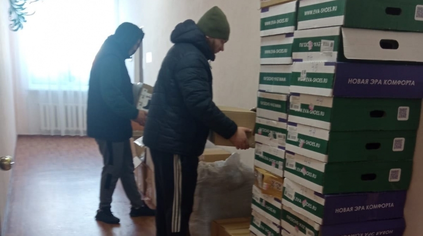 Общество В Исилькульском районе Омской области показали посылку для участников СВО