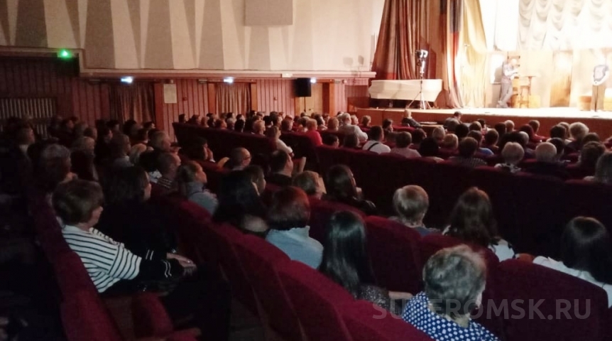Депутат подарил трудовым коллективам из области вечер в омском театре Депутат подарил трудовым коллективам из области вечер в омском театре