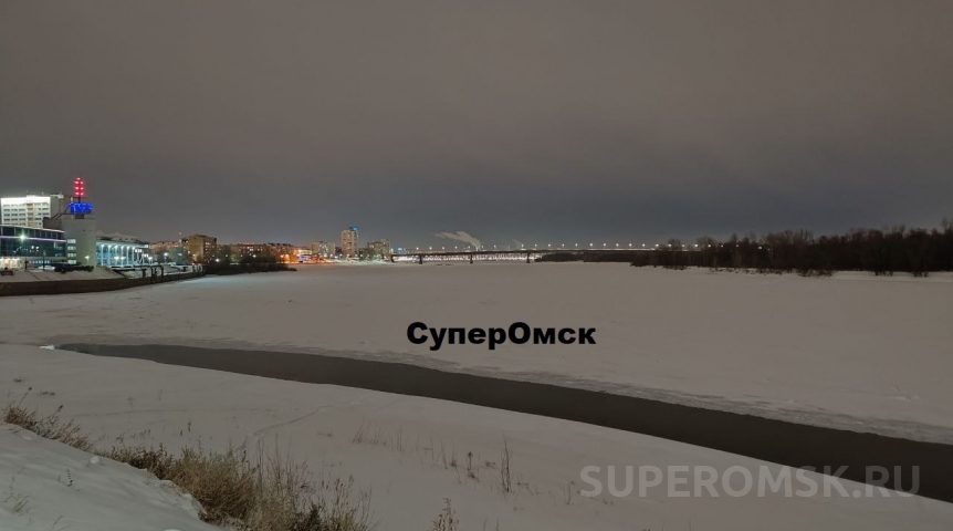В центре Омска появилась новая полынья В центре Омска появилась новая полынья