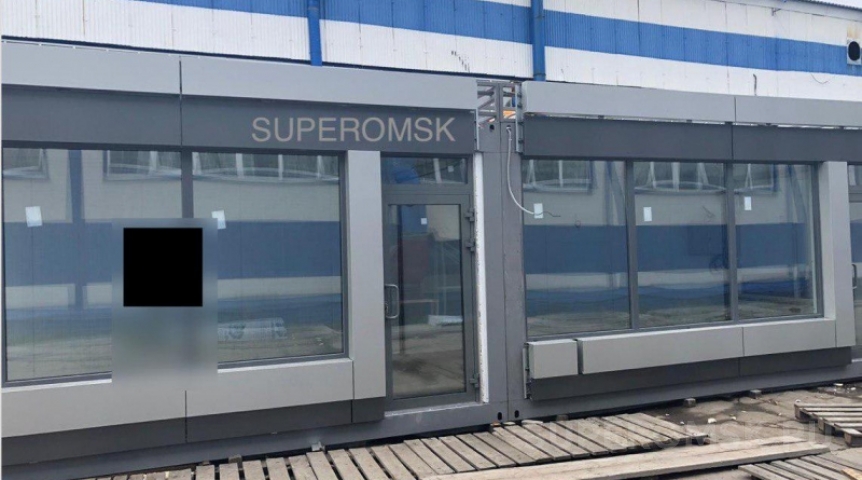 Общество В павильоне омской остановки обнаружили едкое вещество