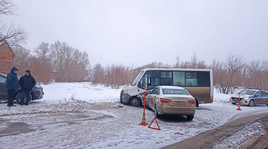 Происшествия в Омске В Омске легковушка влетела в маршрутку