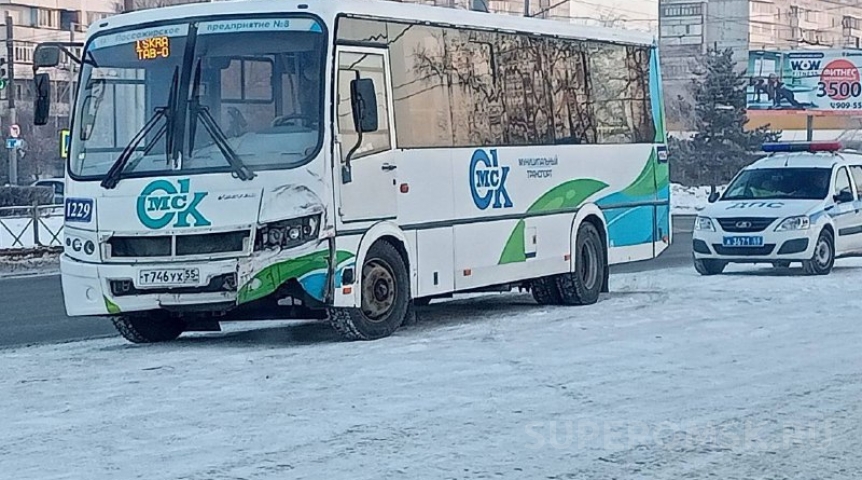 Происшествия в Омске В Омске пассажирский ПАЗ столкнулся с «девяткой»