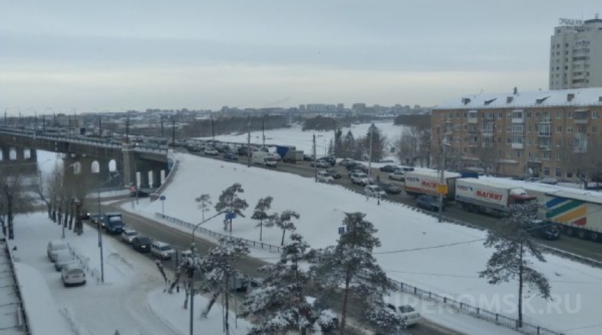 В Омске утром после закрытия Ленинградского моста скопилась мощная пробка В Омске утром после закрытия Ленинградского моста скопилась мощная пробка