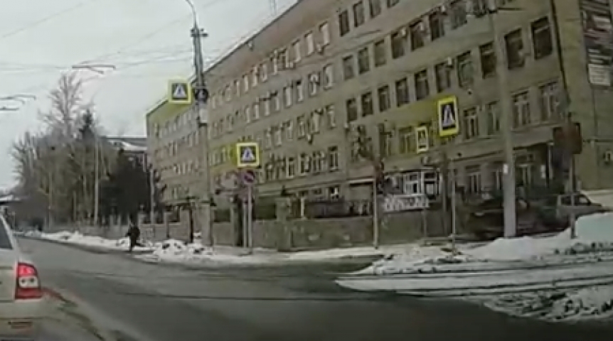 Общество В Омске засняли бежавшего с территории СИЗО мужчину