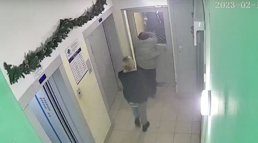 Разъяренная омичка разбила дверь с одного удара