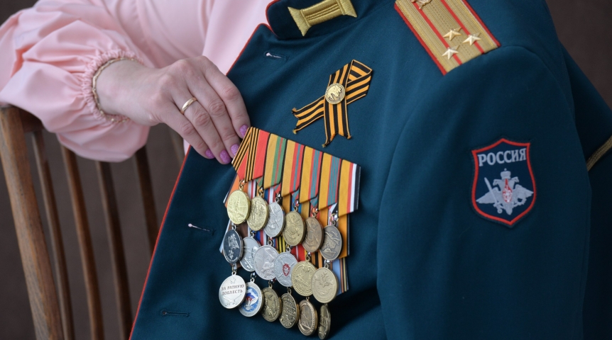 Омские жены мобилизованных сфотографировались в кителях супругов Омские жены мобилизованных сфотографировались в кителях супругов