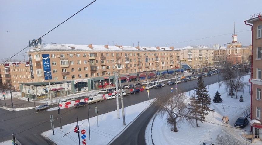 После установки разделительных блоков на Ленинградском мосту омичи встали в огромную пробку После установки разделительных блоков на Ленинградском мосту омичи встали в огромную пробку