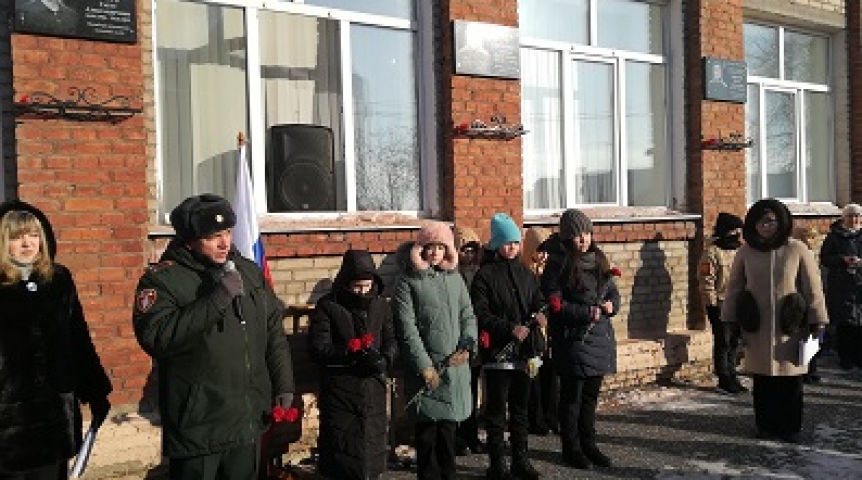Общество В омской школе открыли памятную доску в честь погибшего героя спецоперации