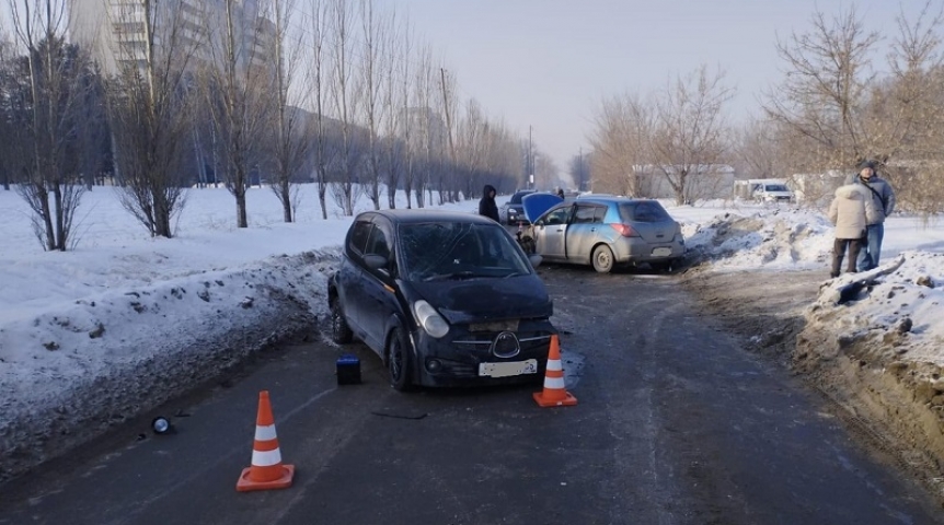 Происшествия в Омске В Омске две машины не разъехались на узкой дороге – пострадал ребенок