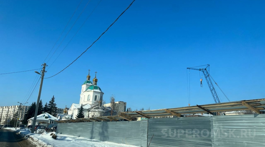Новости недвижимости В центре Омска возле Крестовоздвиженского собора началась стройка