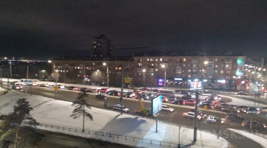 Общество Пробка перед Ленинградским мостом в Омске пропала лишь к десяти часам вечера