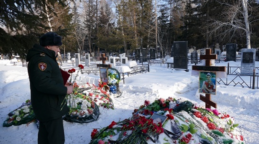 В Омске сотрудники Управления Росгвардии возложили цветы погибшим товарищам В Омске сотрудники Управления Росгвардии возложили цветы погибшим товарищам