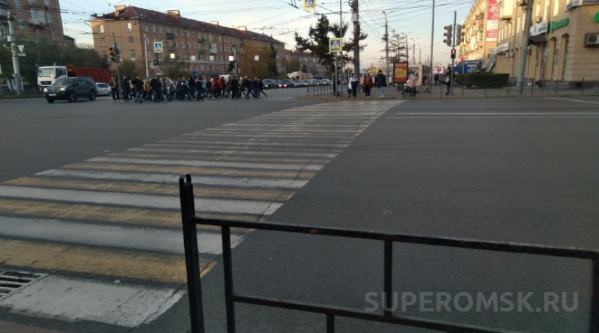Общество Осторожно, они идут: восемь типов «непослушных» пешеходов в Омске