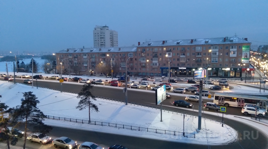 Центр Омска на подступах к Ленинградскому мосту утром встал в мощную пробку Центр Омска на подступах к Ленинградскому мосту утром встал в мощную пробку
