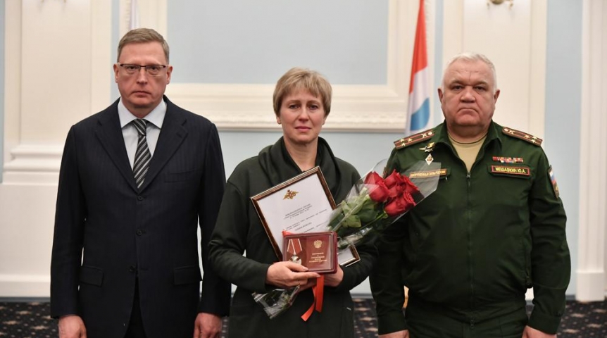 Александр Бурков вручил ордена Мужества родственникам героев СВО Александр Бурков вручил ордена Мужества родственникам героев СВО