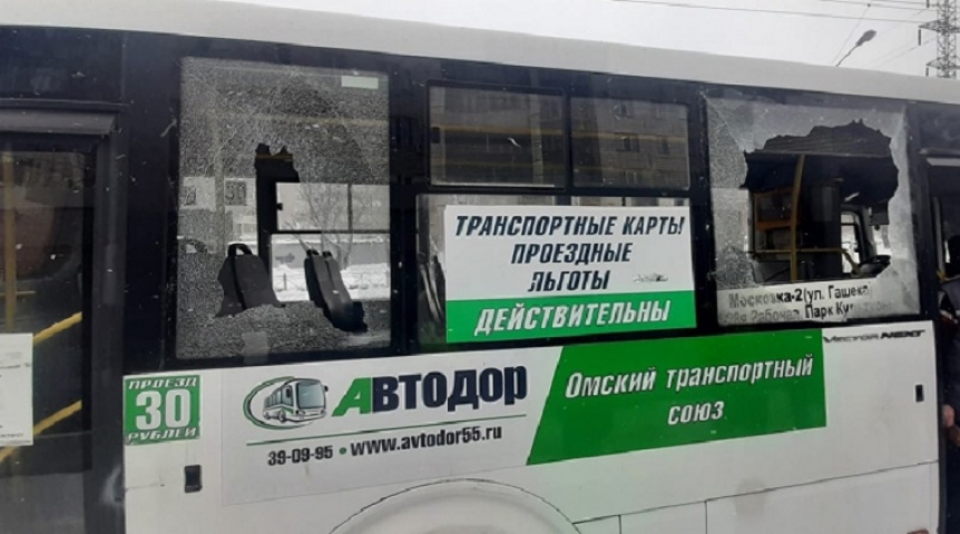 В Омске из-за порыва на Кирова выбило стекло в автобусе с пассажирами В Омске из-за порыва на Кирова выбило стекло в автобусе с пассажирами