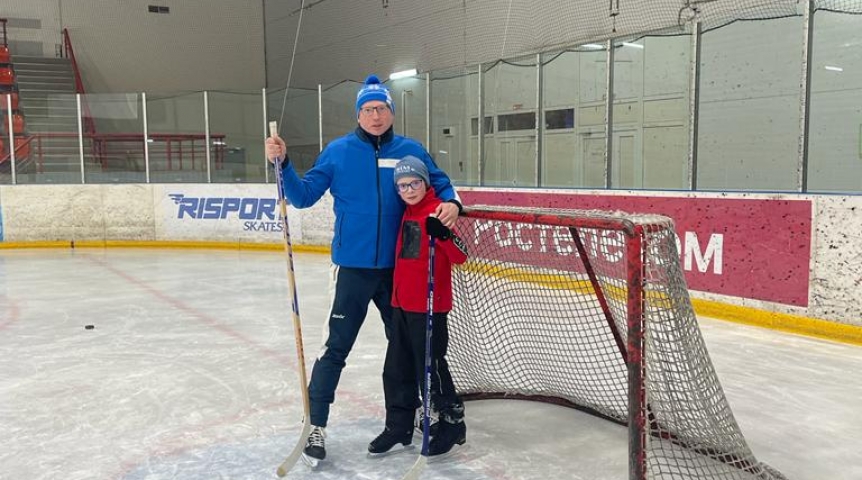 Власть Александр Бурков отправился с сыном играть в хоккей